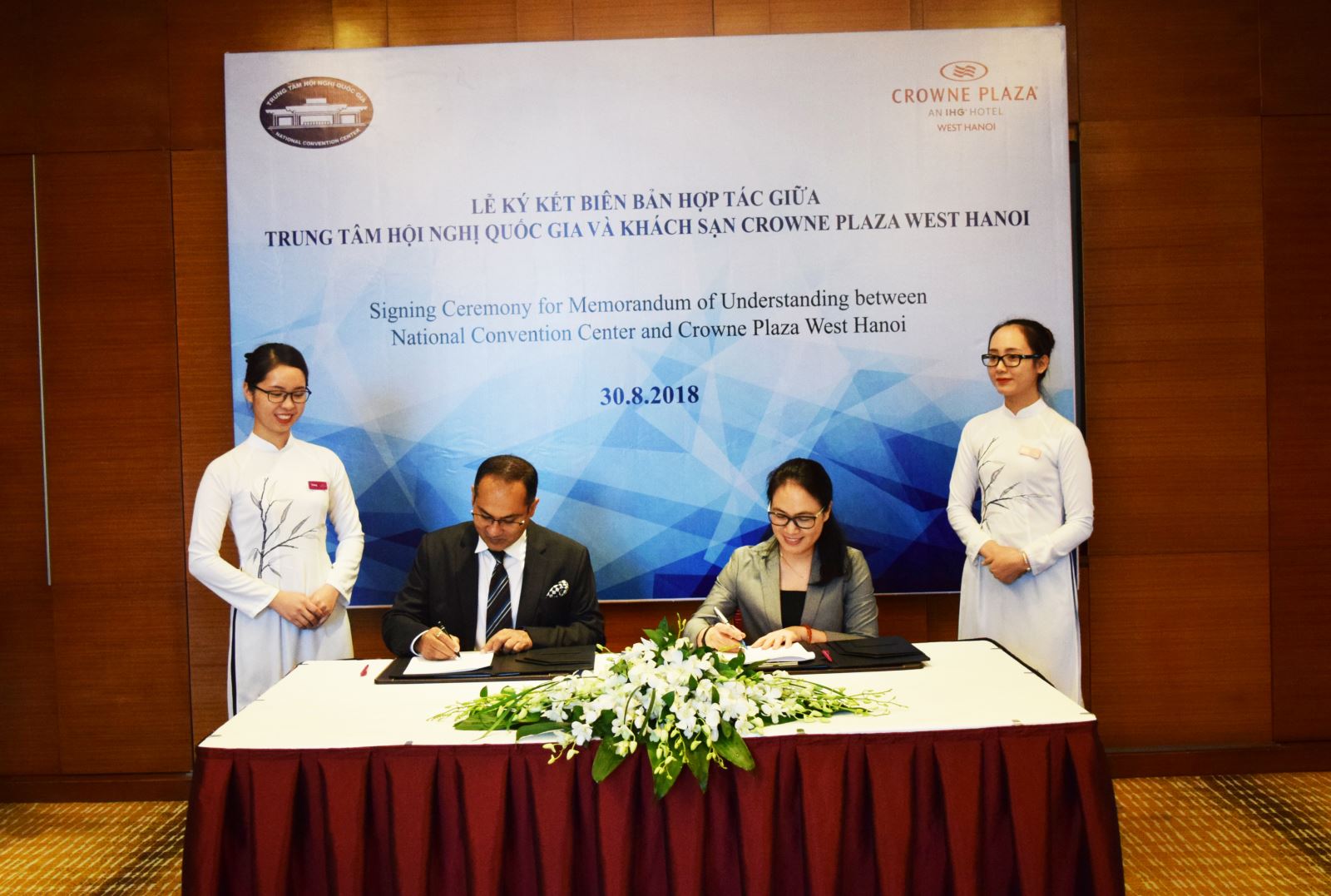 TTHNQG ký thỏa thuận hợp tác với khách sạn Crowne Plaza West Hà Nội