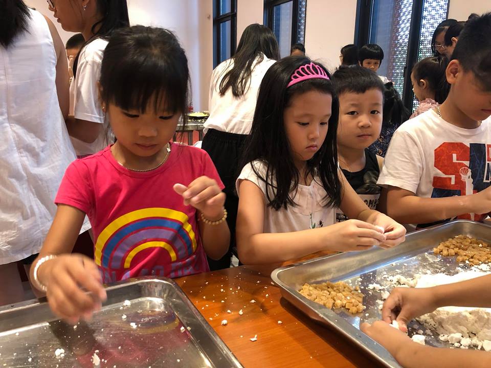 Trung tâm Hội nghị Quốc gia tổ chức  chương trình “Vui hè 2018 – Bé tập nấu ăn” cho con em CBNV
