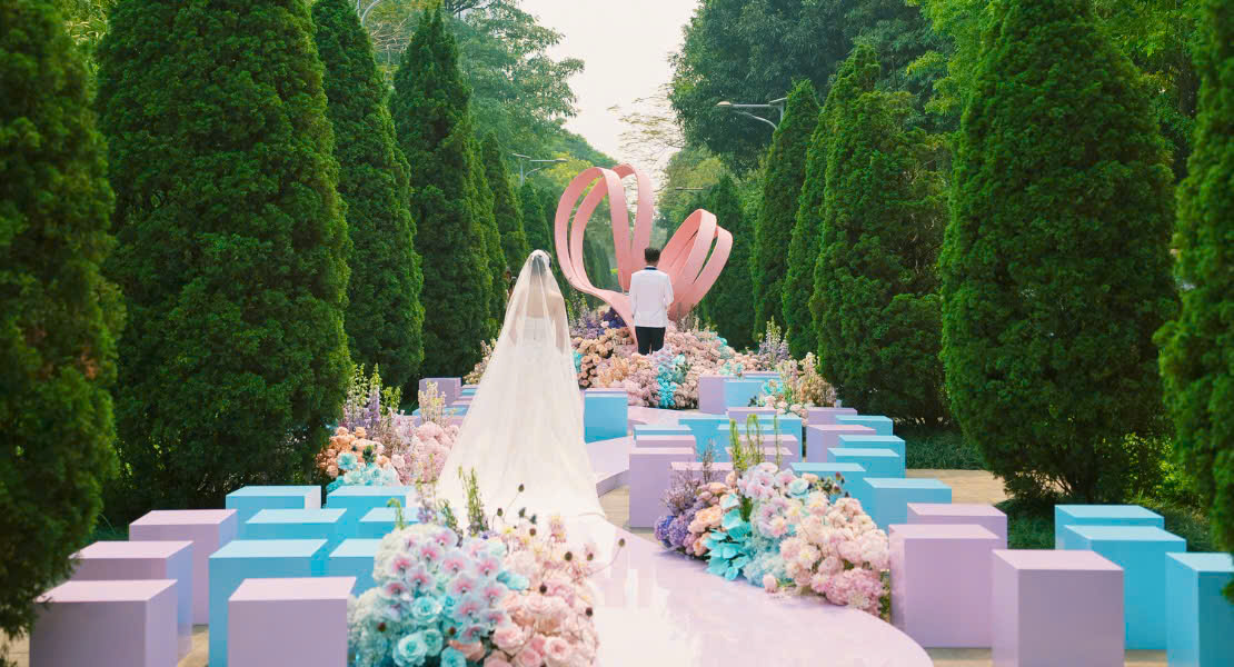 Lễ Vows tone màu rực rỡ tại đường tùng xanh ngắt